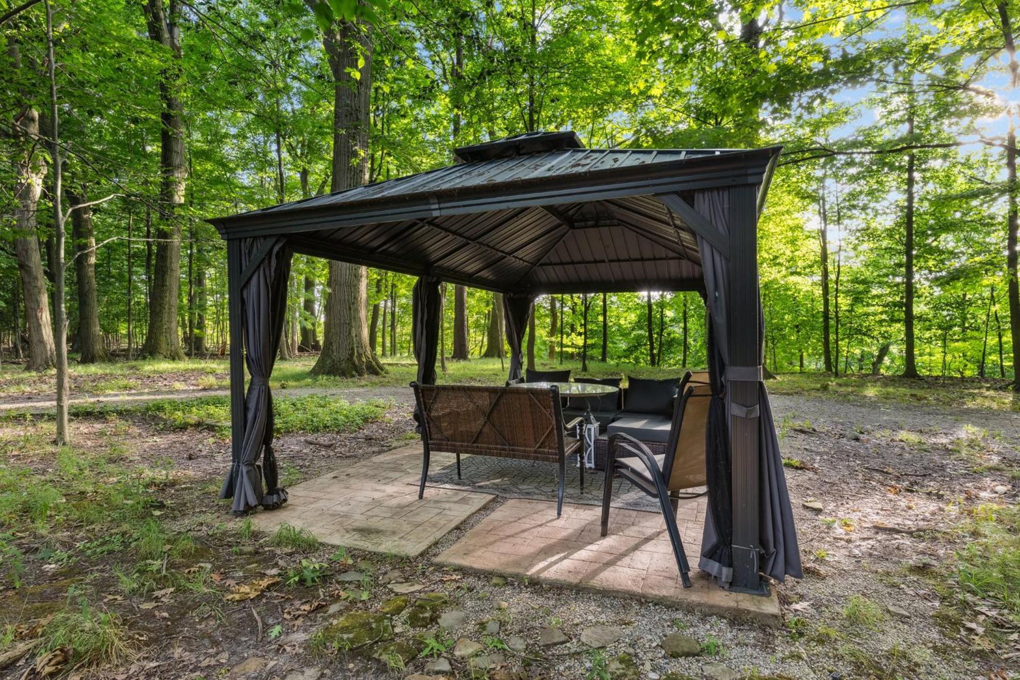 Log Cabin - Natures Oasis - Fire Pit & Gazebo Cleveland Exterior photo