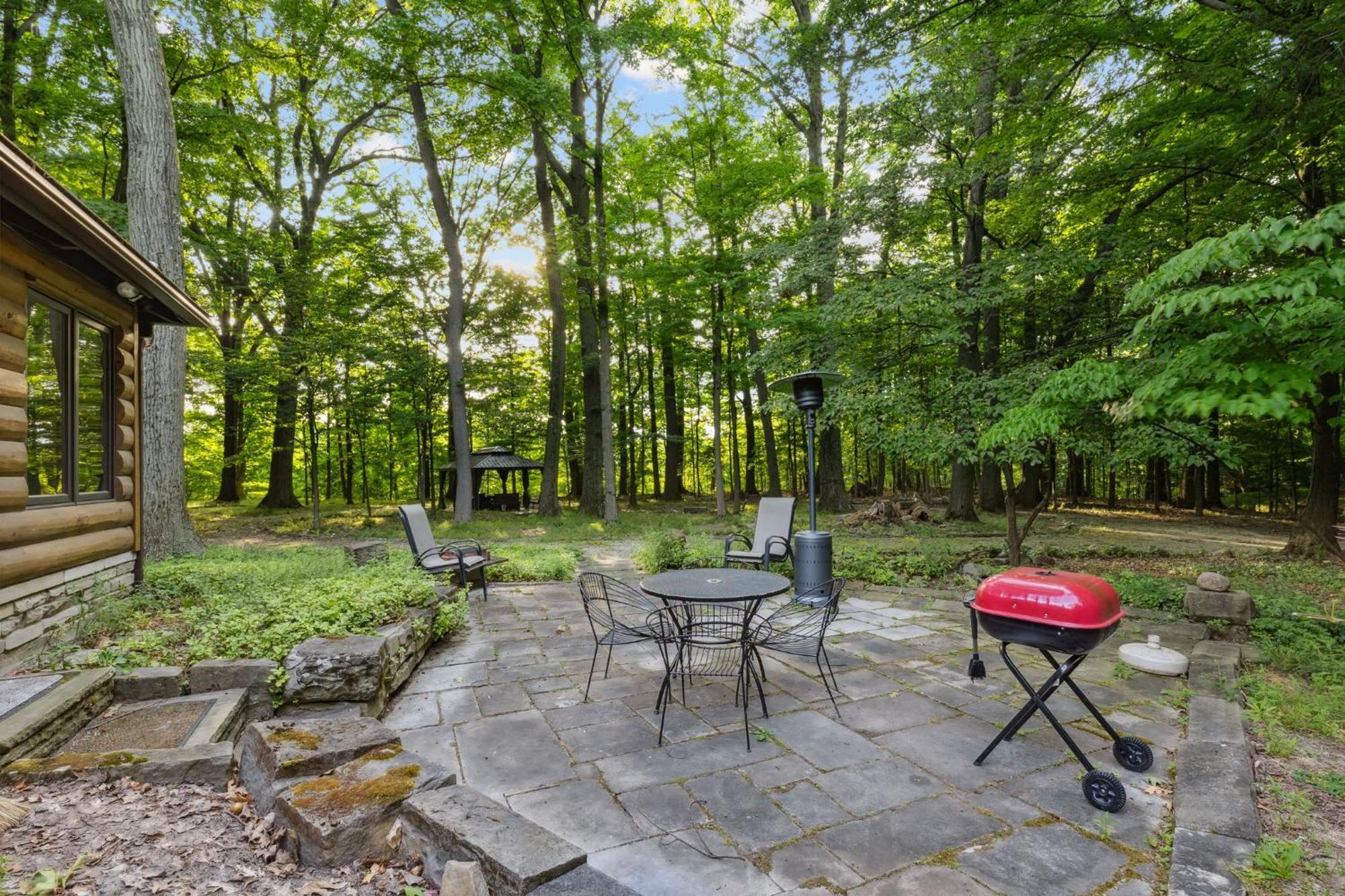 Log Cabin - Natures Oasis - Fire Pit & Gazebo Cleveland Exterior photo